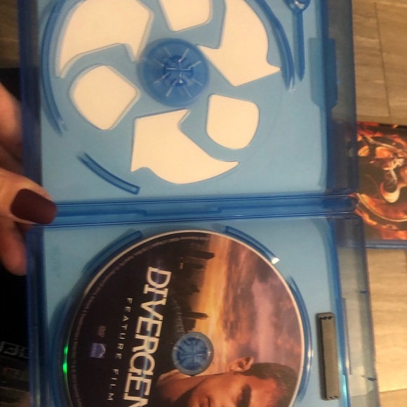 Lot 3 DVD Blu-ray Hunger Games, Catching Fire, Divergent w cases Movies - Picture 2 of 2